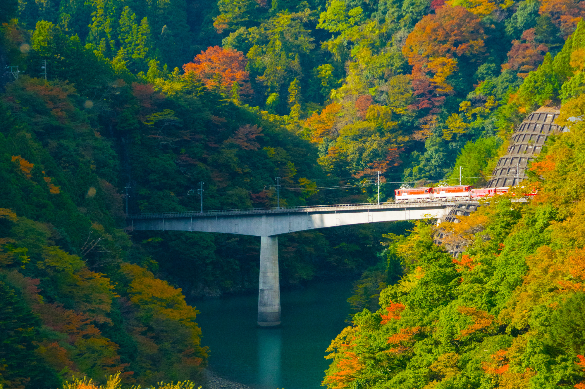 長島ダム周辺の紅葉写真