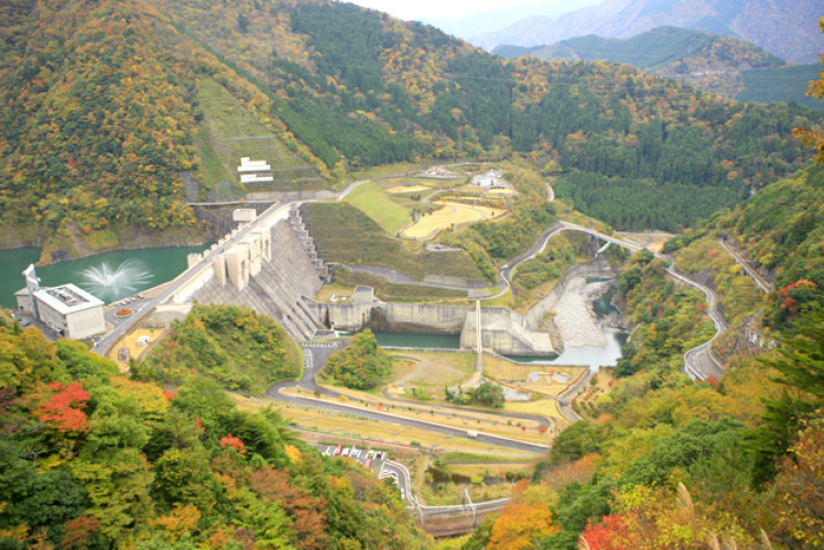 長島ダムの紅葉写真
